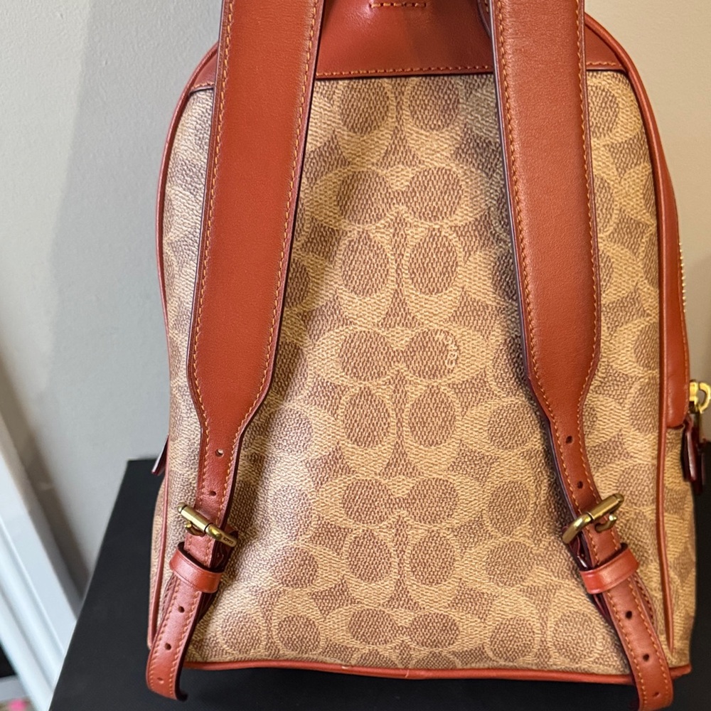 Women must have!☺️❤️Coach Tan and Brown Signature Backpack - Picture 9 of 15